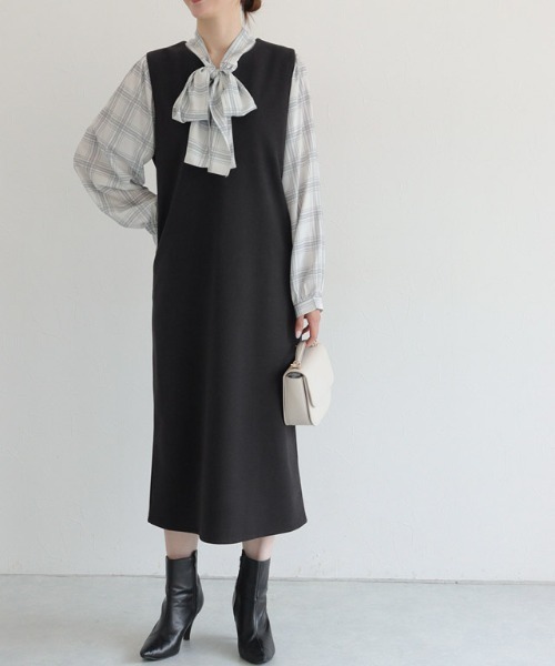 Pierrot（ピエロ）の「ウールタッチVネックジャンパースカート（ジャンパースカート・レディース・ダークブラウン/グレイッシュベージュ/キャメル/チャコール/モカ/ブラック/ネイビー/ライトグレー/アイボリー/ライトベージュ・M/L）」の4枚目の写真