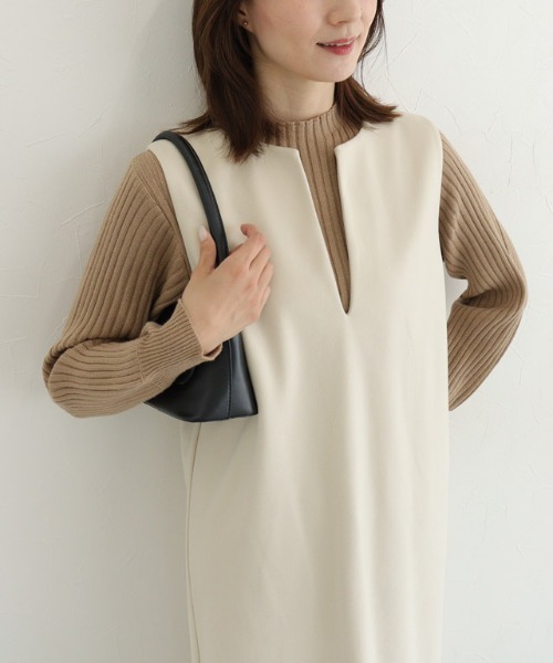 Pierrot（ピエロ）の「ウールタッチVネックジャンパースカート（ジャンパースカート・レディース・ダークブラウン/グレイッシュベージュ/キャメル/チャコール/モカ/ブラック/ネイビー/ライトグレー/アイボリー/ライトベージュ・M/L）」の2枚目の写真