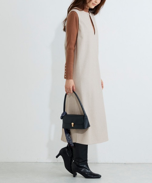 Pierrot（ピエロ）の「ウールタッチVネックジャンパースカート（ジャンパースカート・レディース・ダークブラウン/グレイッシュベージュ/キャメル/チャコール/モカ/ブラック/ネイビー/ライトグレー/アイボリー/ライトベージュ・M/L）」の21枚目の写真