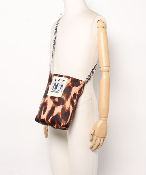 SOMETHING（サムシング）の「【SOMETHING/サムシング】TOKYO SOME GIRLS BODY POUCH（ショルダーバッグ・レディース・ブラウン・FREE）」の2枚目の写真