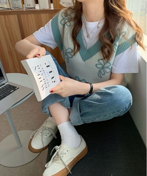 SONA（ソナ）の「SONYUNARA Ｖネックフラワーニットベスト（ベスト・レディース・イエロー/ミント/ブラウン/ブラック・FREE）」の17枚目の写真