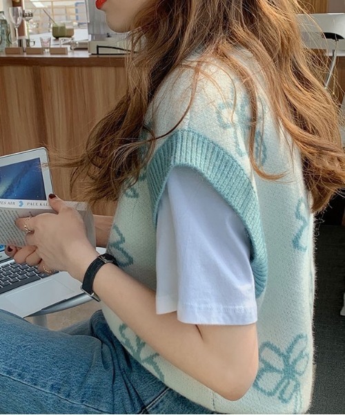 SONA（ソナ）の「SONYUNARA Ｖネックフラワーニットベスト（ベスト・レディース・イエロー/ミント/ブラウン/ブラック・FREE）」の19枚目の写真