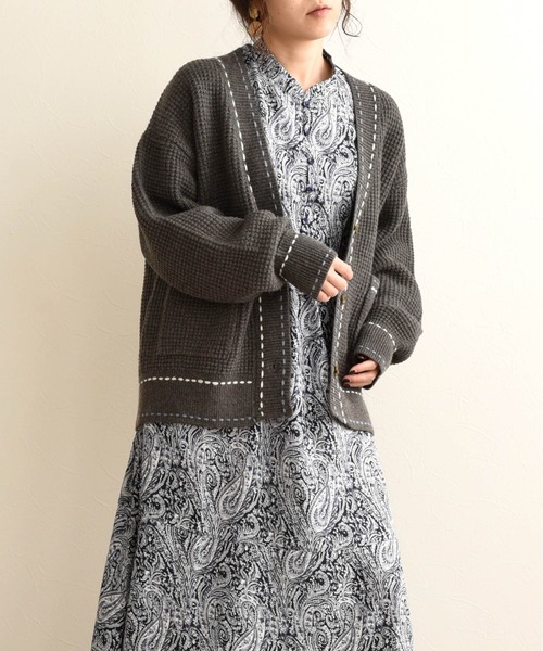 LHELBIE（レルビエ）の「ダブルステッチカーディガン（カーディガン/ボレロ・レディース・オフホワイト/ベージュ/ダークグレー・M）」の2枚目の写真