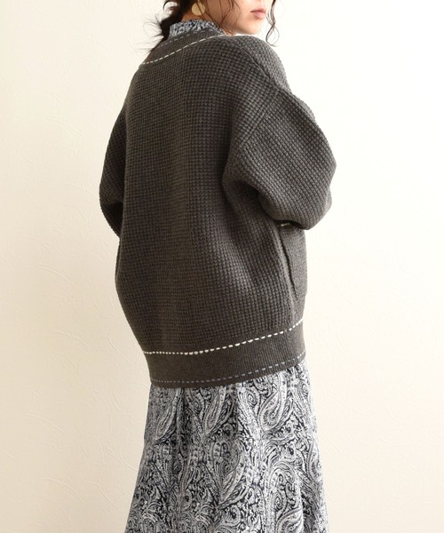 LHELBIE（レルビエ）の「ダブルステッチカーディガン（カーディガン/ボレロ・レディース・オフホワイト/ベージュ/ダークグレー・M）」の9枚目の写真