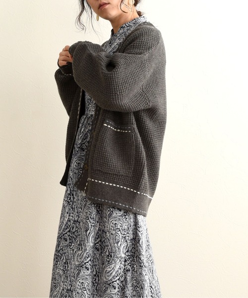 LHELBIE（レルビエ）の「ダブルステッチカーディガン（カーディガン/ボレロ・レディース・オフホワイト/ベージュ/ダークグレー・M）」の13枚目の写真