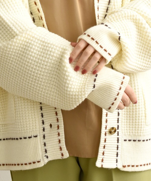 LHELBIE（レルビエ）の「ダブルステッチカーディガン（カーディガン/ボレロ・レディース・オフホワイト/ベージュ/ダークグレー・M）」の11枚目の写真