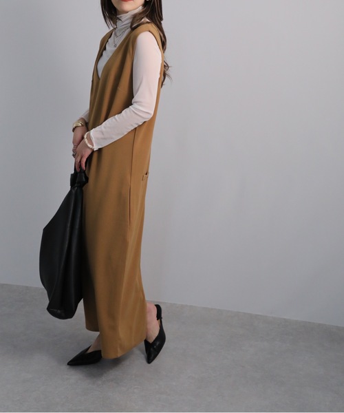 sakishimatokyo（サキシマトーキョー）の「「Vネックジャンパースカート」（ジャンパースカート・レディース・ブラック/ベージュ/グレー/キャメル・FREE）」の4枚目の写真