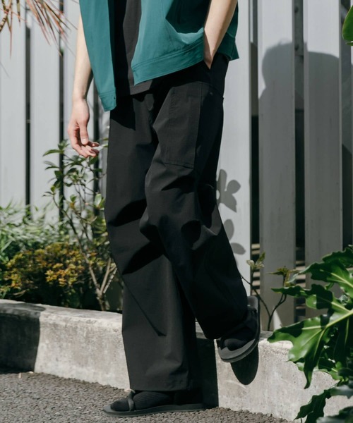 Uiscel（ユイセル）の「Uiscel　ルーズカーゴボトム（その他パンツ・メンズ・ブラック/ベージュ・MEDIUM/LARGE）」の2枚目の写真