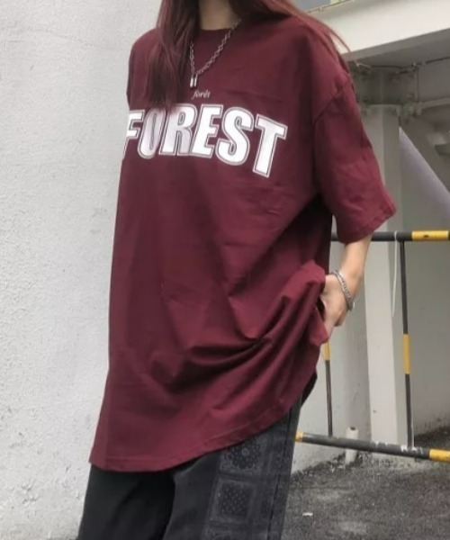 at12:03(アットイチニーゼロサン)の「FOREST オーバーサイズ レタリング ルーズTシャツ(Tシャツ/カットソー・レディース・ホワイト/ブラック/レッド・FREE)」の3枚目の写真