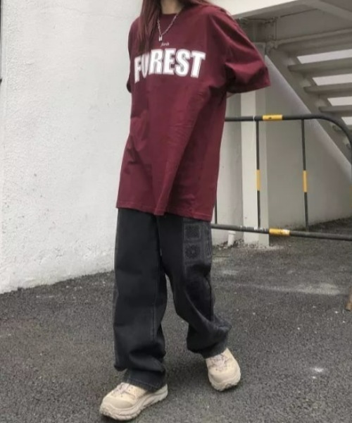 at12:03(アットイチニーゼロサン)の「FOREST オーバーサイズ レタリング ルーズTシャツ(Tシャツ/カットソー・レディース・ホワイト/ブラック/レッド・FREE)」の21枚目の写真