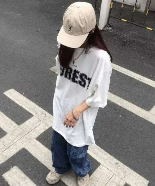 at12:03(アットイチニーゼロサン)の「FOREST オーバーサイズ レタリング ルーズTシャツ(Tシャツ/カットソー・レディース・ホワイト/ブラック/レッド・FREE)」の7枚目の写真