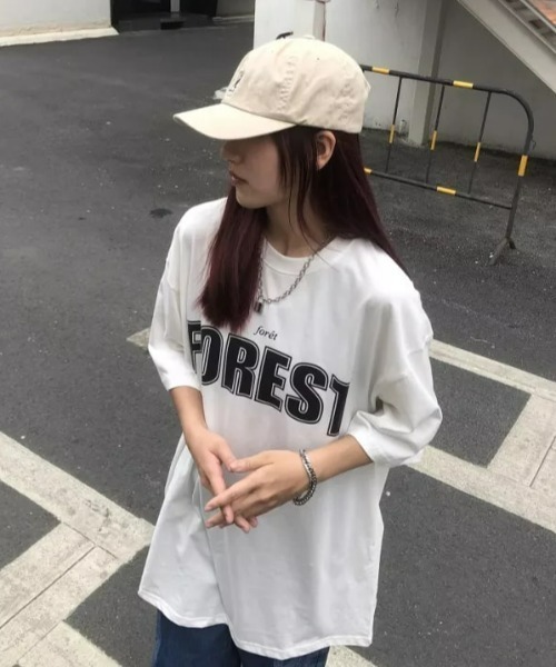 at12:03(アットイチニーゼロサン)の「FOREST オーバーサイズ レタリング ルーズTシャツ(Tシャツ/カットソー・レディース・ホワイト/ブラック/レッド・FREE)」の5枚目の写真