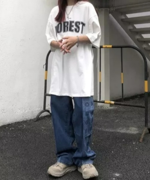 at12:03(アットイチニーゼロサン)の「FOREST オーバーサイズ レタリング ルーズTシャツ(Tシャツ/カットソー・レディース・ホワイト/ブラック/レッド・FREE)」の9枚目の写真