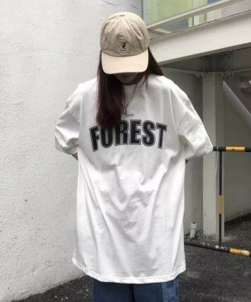 at12:03(アットイチニーゼロサン)の「FOREST オーバーサイズ レタリング ルーズTシャツ(Tシャツ/カットソー・レディース・ホワイト/ブラック/レッド・FREE)」の4枚目の写真
