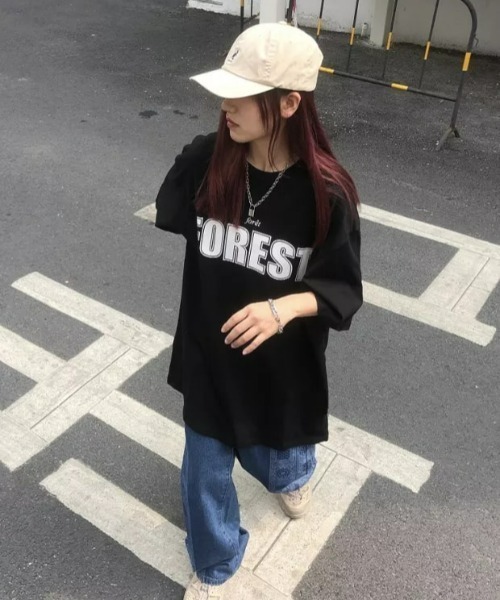 at12:03(アットイチニーゼロサン)の「FOREST オーバーサイズ レタリング ルーズTシャツ(Tシャツ/カットソー・レディース・ホワイト/ブラック/レッド・FREE)」の11枚目の写真