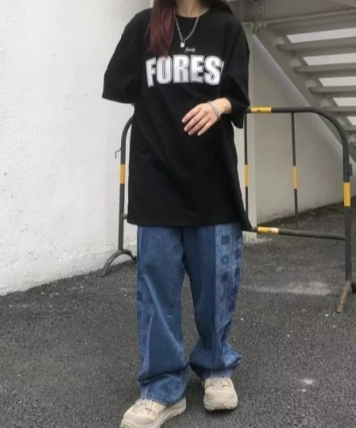 at12:03(アットイチニーゼロサン)の「FOREST オーバーサイズ レタリング ルーズTシャツ(Tシャツ/カットソー・レディース・ホワイト/ブラック/レッド・FREE)」の15枚目の写真