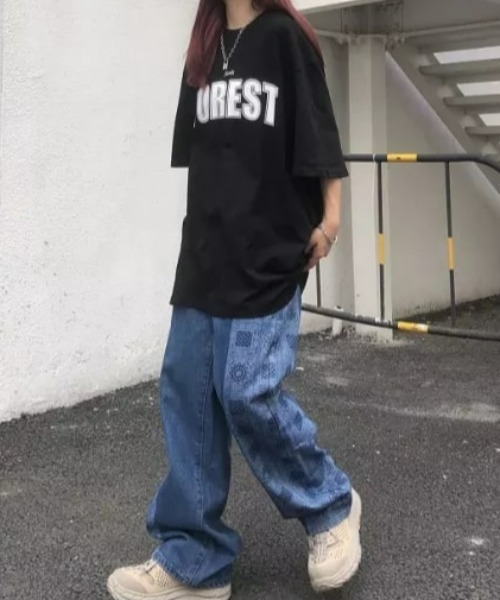 at12:03(アットイチニーゼロサン)の「FOREST オーバーサイズ レタリング ルーズTシャツ(Tシャツ/カットソー・レディース・ホワイト/ブラック/レッド・FREE)」の16枚目の写真