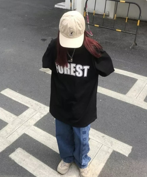 at12:03(アットイチニーゼロサン)の「FOREST オーバーサイズ レタリング ルーズTシャツ(Tシャツ/カットソー・レディース・ホワイト/ブラック/レッド・FREE)」の13枚目の写真