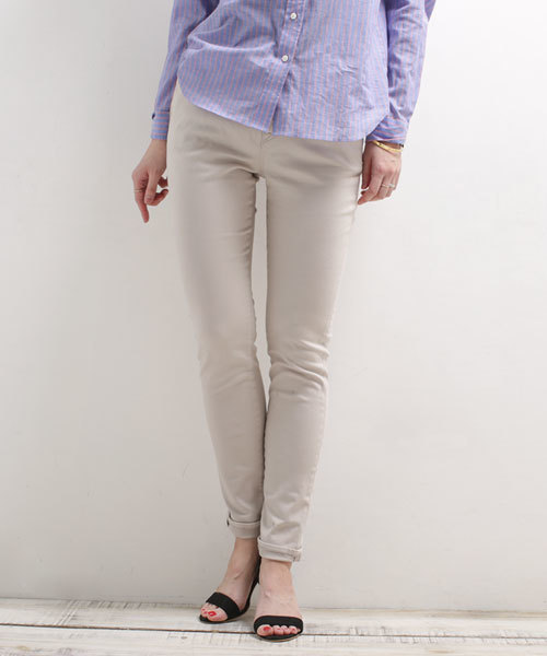 NANO universe（ナノユニバース）の「【MORE5月号掲載】 カラーjegginny（その他パンツ・レディース・サーモンピンク/ブラック/オフホワイト/グレイッシュベージュ/ネイビー/サックスブルー/ライトイエロー・38/36/34/32）」の4枚目の写真