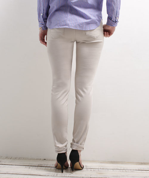 NANO universe（ナノユニバース）の「【MORE5月号掲載】 カラーjegginny（その他パンツ・レディース・サーモンピンク/ブラック/オフホワイト/グレイッシュベージュ/ネイビー/サックスブルー/ライトイエロー・38/36/34/32）」の11枚目の写真