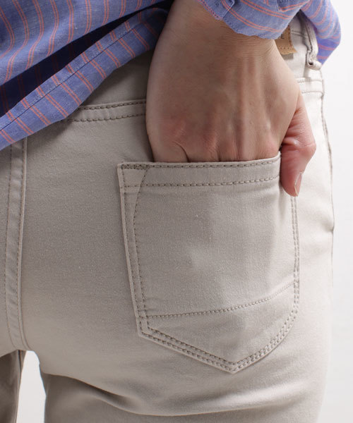 NANO universe（ナノユニバース）の「【MORE5月号掲載】 カラーjegginny（その他パンツ・レディース・サーモンピンク/ブラック/オフホワイト/グレイッシュベージュ/ネイビー/サックスブルー/ライトイエロー・38/36/34/32）」の13枚目の写真