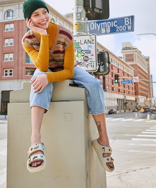 crocs（クロックス）の「クロックス クラシック コージー サンダル サンダル / crocs Classic Cozzzy Sandal（サンダル・レディース・ホワイト/アイボリー/ボルドー/ブラック×ブラック/バイオレット/イエロー系その他/アクア/パープル/ブルー・22cm/23cm/24cm/25cm/26cm/27cm/28cm/29cm/21cm）」の19枚目の写真