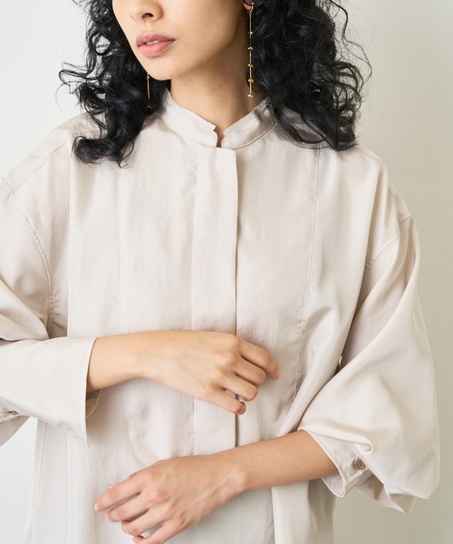 Whim Gazette（ウィムガゼット）の「サテンスタンドカラーシャツ