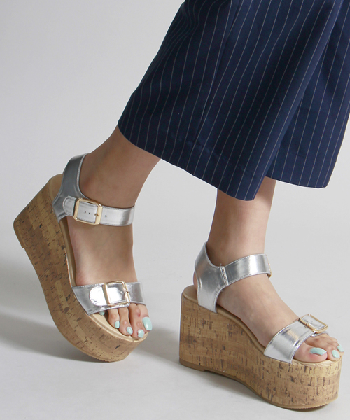 WEGO(ウィゴー)の「WEGO/厚底コルクサンダル(サンダル・レディース・ブラック/インディゴブルー/シルバー/ホワイト・LARGE/MEDIUM)」の4枚目の写真