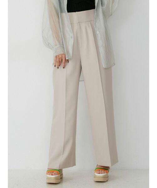 MURUA(ムルーア)の「ハイウエストタックパンツ【セットアップ着用可能】(スラックス・レディース・ベージュ/ダークグレー/ブラウン/ブルー・1/2)」の3枚目の写真