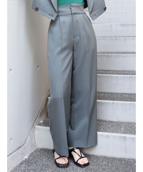 MURUA(ムルーア)の「ハイウエストタックパンツ【セットアップ着用可能】(スラックス・レディース・ベージュ/ダークグレー/ブラウン/ブルー・1/2)」の2枚目の写真