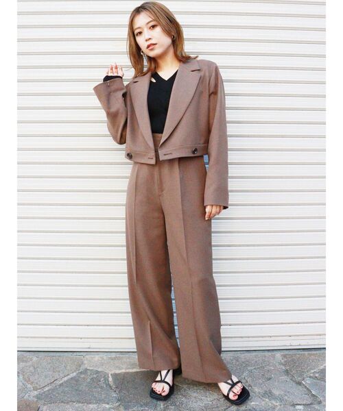 MURUA(ムルーア)の「ハイウエストタックパンツ【セットアップ着用可能】(スラックス・レディース・ベージュ/ダークグレー/ブラウン/ブルー・1/2)」の13枚目の写真