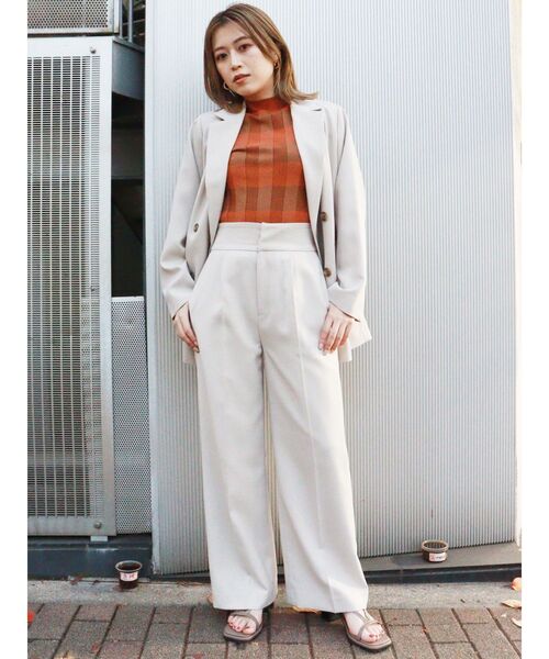 MURUA(ムルーア)の「ハイウエストタックパンツ【セットアップ着用可能】(スラックス・レディース・ベージュ/ダークグレー/ブラウン/ブルー・1/2)」の18枚目の写真