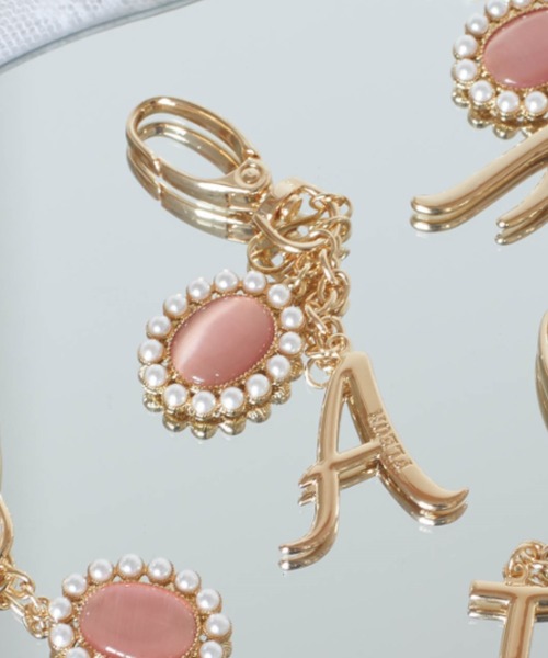 Maison de FLEUR(メゾンドフルール)の「イニシャルパールビジューキーホルダー(キーホルダー・レディース・M/I/C/H/K/Y/F/S/A/T/E/D/L/J/R/N/G・FREE)」の2枚目の写真