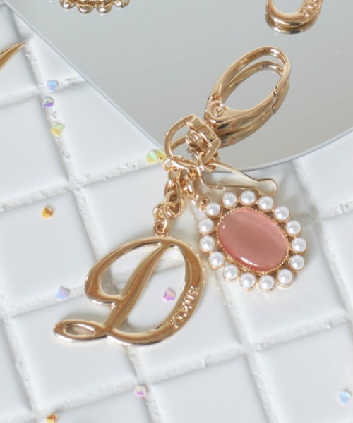 Maison de FLEUR(メゾンドフルール)の「イニシャルパールビジューキーホルダー(キーホルダー・レディース・M/I/C/H/K/Y/F/S/A/T/E/D/L/J/R/N/G・FREE)」の4枚目の写真