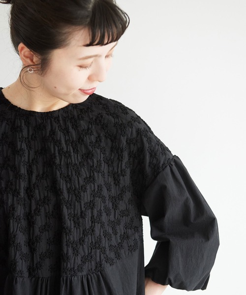 試着のみ　アトリエドゥサボン　小花の刺繍バルーン袖ワンピース　ブラック l'atelier du savon（アトリエドサボン）の「○C/小花の刺繍 バルーン