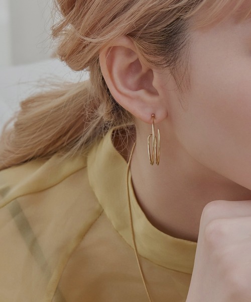 Phoebe(フィービィー)の「ラインアップフープピアス(ピアス(両耳用)・レディース・イエローゴールド・FREE)」の1枚目の写真