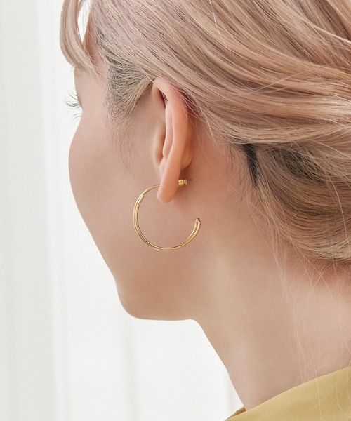 Phoebe(フィービィー)の「ラインアップフープピアス(ピアス(両耳用)・レディース・イエローゴールド・FREE)」の5枚目の写真