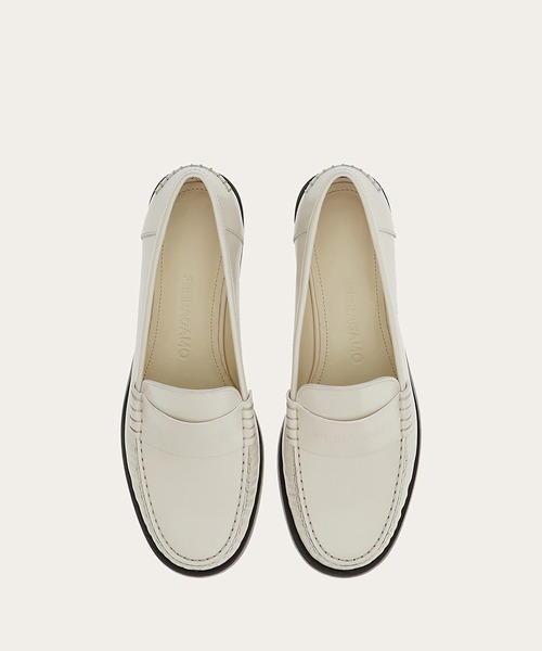 FERRAGAMO（フェラガモ）の「モカシン（モカシン/デッキシューズ・レディース・アイボリー・6/5/5.5/6.5/7）」の2枚目の写真