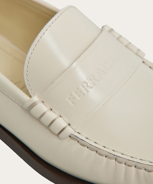 FERRAGAMO（フェラガモ）の「モカシン（モカシン/デッキシューズ・レディース・アイボリー・6/5/5.5/6.5/7）」の6枚目の写真