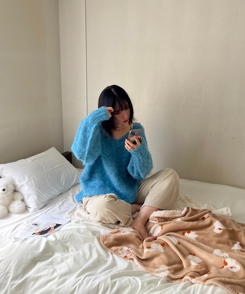 AS KNOW AS plus(アズノゥアズプラス)の「☆バックオープン Vネック シャギーニット(ニット/セーター・レディース・ブルー/ライトグレー/パープル・FREE)」の4枚目の写真