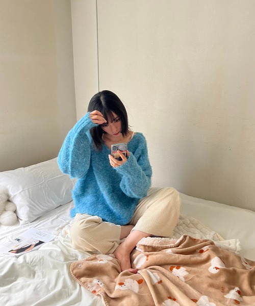 AS KNOW AS plus(アズノゥアズプラス)の「☆バックオープン Vネック シャギーニット(ニット/セーター・レディース・ブルー/ライトグレー/パープル・FREE)」の5枚目の写真