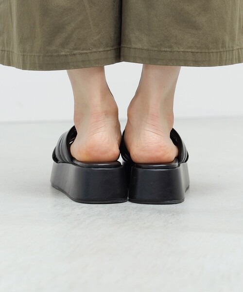 BEAMS HEART（ビームスハート）の「BEAMS HEART / 厚底 クロス サンダル（サンダル・レディース・ベージュ/ブラック・LARGE/MEDIUM/SMALL）」の5枚目の写真