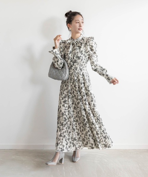 RANDA（ランダ）の「フラワープリントプリーツワンピース（ワンピース・レディース・ホワイト/ブラック/ブルー・1/0）」の2枚目の写真