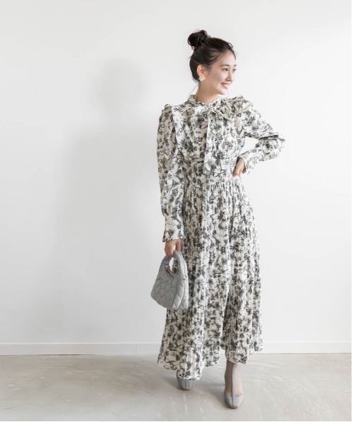 RANDA（ランダ）の「フラワープリントプリーツワンピース（ワンピース・レディース・ホワイト/ブラック/ブルー・1/0）」の9枚目の写真