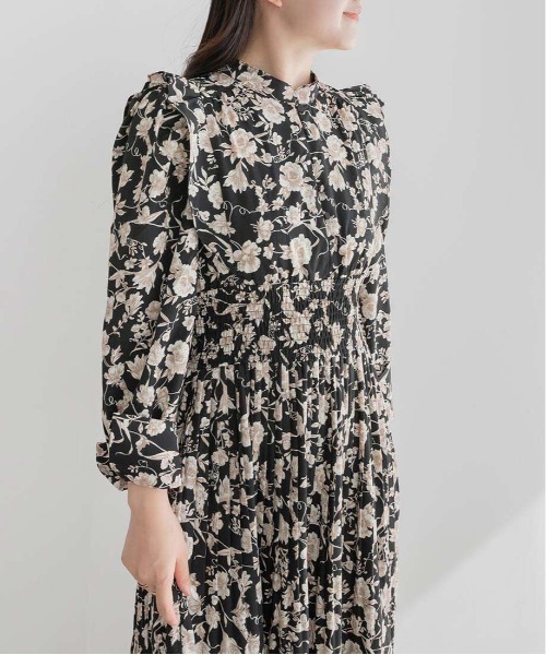 RANDA（ランダ）の「フラワープリントプリーツワンピース（ワンピース・レディース・ホワイト/ブラック/ブルー・1/0）」の10枚目の写真