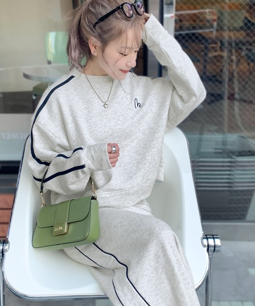mily bilet(ミウィビレット)の「【mily bilet】今年らしいバランスが魅力。ロゴ刺繍サイドラインスウェット(セットアップ可能)(スウェット・レディース・ブラック/オートミール・MEDIUM/SMALL/X-LARGE/LARGE)」の2枚目の写真