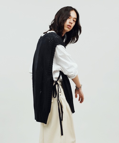 Aphlotus(アプロタス)の「Vネックサイドスリットシアーメッシュニットベスト(ベスト・メンズ・ブラック/アイボリー・MEDIUM/LARGE)」の1枚目の写真