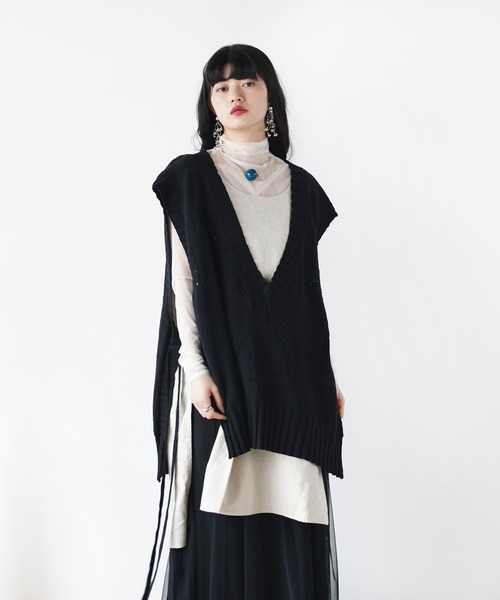 Aphlotus(アプロタス)の「Vネックサイドスリットシアーメッシュニットベスト(ベスト・メンズ・ブラック/アイボリー・MEDIUM/LARGE)」の17枚目の写真