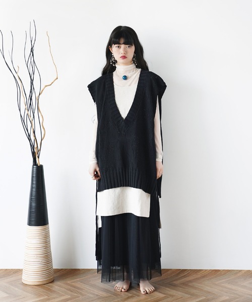 Aphlotus(アプロタス)の「Vネックサイドスリットシアーメッシュニットベスト(ベスト・メンズ・ブラック/アイボリー・MEDIUM/LARGE)」の19枚目の写真
