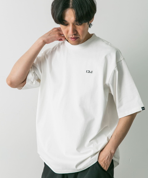 URBAN RESEARCH DOORS(アーバンリサーチドアーズ)の「WAQ×DOORS フィールドロゴTシャツ(Tシャツ/カットソー・メンズ・ブラック/ホワイト・MEDIUM/LARGE)」の2枚目の写真
